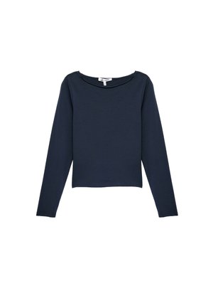 Lange mouwtop in donkerblauw, gemaakt van zachte stof met een brede, rond uitgesneden hals en een rechte zoom. Minimalistisch ontwerp, geen patronen of accenten.