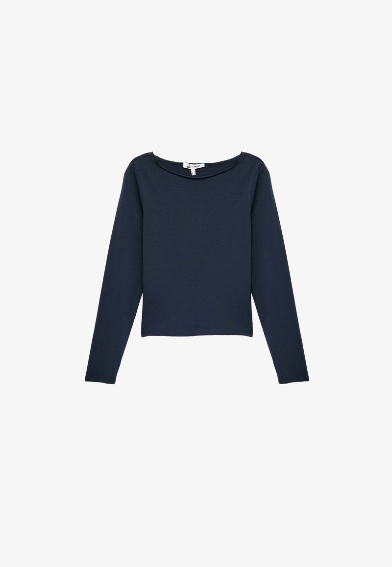 Pitkähihaisen tummansinisen paidan, joka on valmistettu pehmeästä kankaasta, leveä, pyöreä kaula-aukko ja suora helma. Minimalistinen muotoilu, ei kuvioita tai yksityiskohtia.