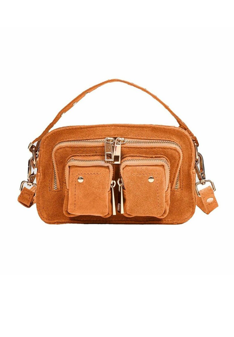Tan suède handtas met een hoofdvak met rits, twee voorvakjes met rits en een afneembare band. Metallic hardware accenten.