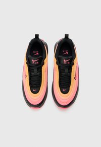 Nike Air tenisice s više slojevitim dizajnom u gradijentnim nijansama ružičaste i narančaste, crnim akcentima i teksturiranom, podstavljenom potplatom.