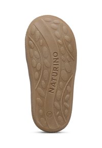 Suola in gomma marrone con un motivo ondulato e testurizzato, caratterizzata da forme circolari e ovali; marchiata con "NATURINO" e taglia "20".