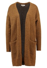 Cárdigan marrón de punto con un ajuste relajado, abertura frontal, dos bolsillos delanteros y una textura suave; presenta un forro interior oscuro.