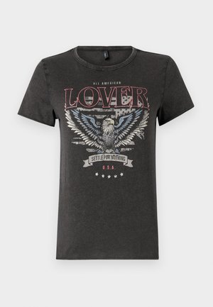 T-shirt in cotone grigio con grafica di un'aquila con ali blu, testo rosso che dice "ALL AMERICAN LOVER" e uno striscione con la scritta "SETTLE FOR NOTHING."
