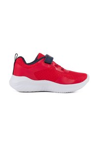 Zapatilla atlética roja con parte superior de malla, acentos sintéticos, una correa de gancho y bucle, y una suela de goma blanca. Presenta detalles texturizados.