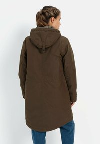 Braune, knielange Jacke mit Kapuze, Kordelzug in der Taille und langen Ärmeln. Hat eine glatte Textur und einen subtilen Glanz.