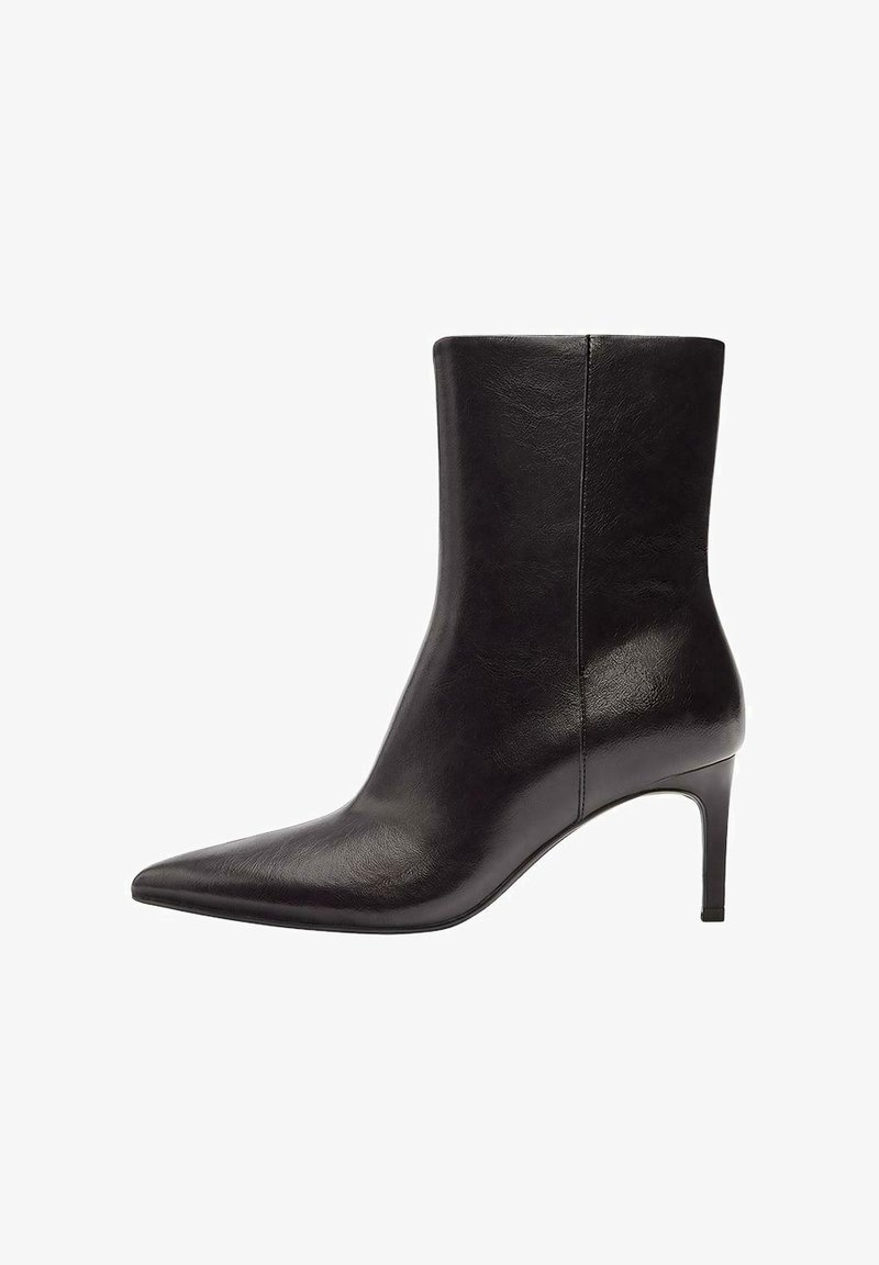 Čierna kožená členková čižma so špicatou špičkou, štíhlym podpätkom, hladkou textúrou a minimalistickým dizajnom; má bezšvový bočný profil.