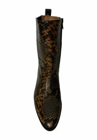 Botín hasta el tobillo con estampado de serpiente en marrón oscuro y negro, que presenta una forma elegante, textura brillante y una lengüeta en el cuello para facilitar su colocación.