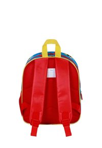 Sac à dos rouge avec une poignée jaune et des bretelles ajustables. Il présente un motif imprimé coloré et un dos en mesh pour la respirabilité.