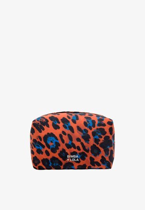 Neceser de estampado de leopardo con una combinación de manchas naranjas y azules, forma rectangular, material textil suave y un logo en la parte delantera.