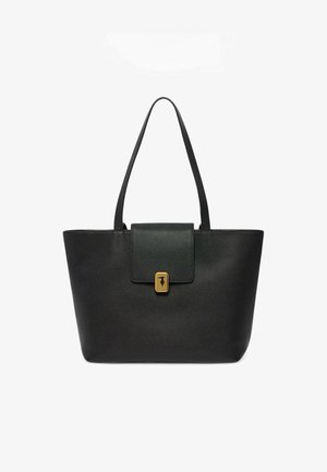 Czarna skórzana torba typu tote z dwoma paskami na ramię i klapą zamykaną na złotą prostokątną klamrę.