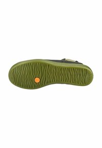 Suela de goma verde con un patrón ondulado texturizado. Presenta un acento circular naranja. El diseño es plano y adecuado para calzado casual.
