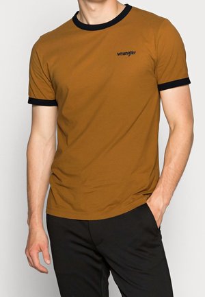 Braunes kurzärmliges T-Shirt mit schwarzem Ringerkragen und -bündchen, ausgestattet mit einem kleinen schwarzen "Wrangler"-Logo auf der Brust. Aus Baumwollmaterial.