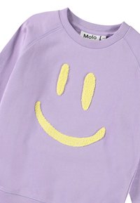 Lilla hettegenser med en teksturert gul smilansikt-design. Mykt bomullsmateriale med rund hals og raglan-ermer.