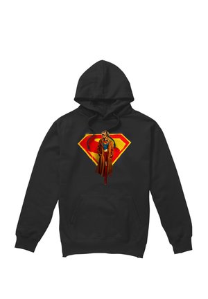 Schwarzer Hoodie mit Fronttasche, auf der eine Frau in einem langen Mantel dargestellt ist, die vor einem großen roten und gelben Superman-Logo geht.