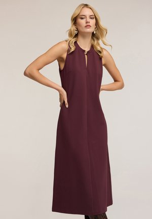 Vestido sin mangas burdeos con escote en forma de ojal, silueta recta, textura suave y un discreto detalle de apertura lateral.