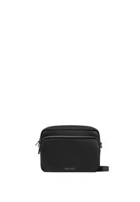 Bolso cruzado de piel negra con superficie texturizada, compartimentos dobles con cierre, cuerpo plano y correa ajustable. Logo en el frontal.
