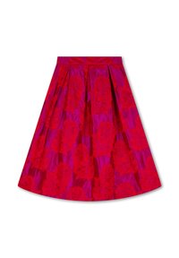 Een uitlopende, knielange rok in levendig fuchsia met gedurfde rode bloemenapplicaties, voorzien van plooien en een gladde, glanzende textuur.