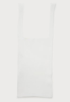 Funda branca com um corpo retangular e alças de ombro longas e planas. Feita de tecido leve, com uma textura suave.