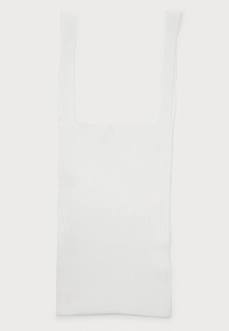 Λευκή τσάντα ώμου με ορθογώνιο σχήμα και μακριές, επίπεδες ιμάντες. Κατασκευασμένη από ελαφρύ ύφασμα, με απαλή υφή.