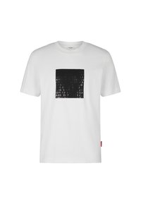 Witte T-shirt met korte mouwen met een zwart vierkant grafisch ontwerp met vage herhaalde tekst op de borst en een klein rood label aan de zijkant.