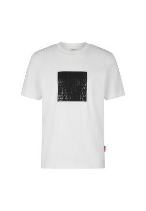 T-shirt blanc à manches courtes avec un graphisme carré noir arborant du texte répété en léger relief sur la poitrine et une petite étiquette rouge sur le côté.