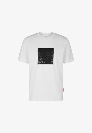 Witte T-shirt met korte mouwen met een zwart vierkant grafisch ontwerp met vage herhaalde tekst op de borst en een klein rood label aan de zijkant.