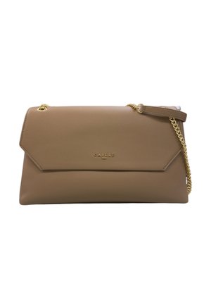 Clutch in pelle marrone chiaro con tracolla a catena dorata e logo "GAËLLE PARIS" dorato centrato sul flap anteriore.