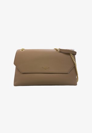 Clutch in pelle marrone chiaro con tracolla a catena dorata e logo "GAËLLE PARIS" dorato centrato sul flap anteriore.