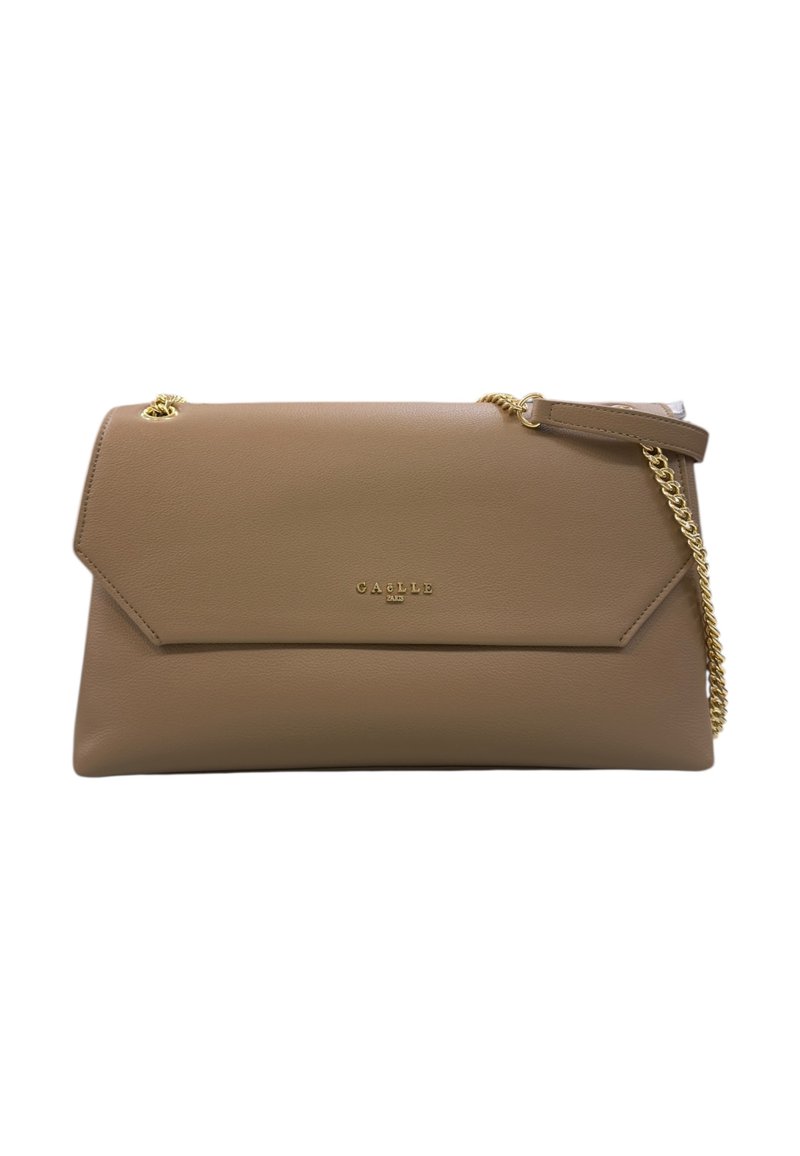 Clutch in pelle marrone chiaro con tracolla a catena dorata e logo "GAËLLE PARIS" dorato centrato sul flap anteriore.