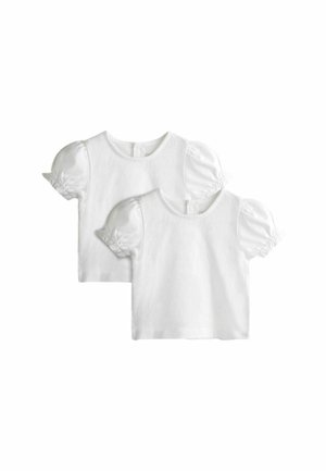 Dve jednoduché biele tričká pre batoľatá s krátkymi rukávmi s nariasenými rukávmi a zapínaním na gombíky na chrbte, uložené na bielom pozadí.
