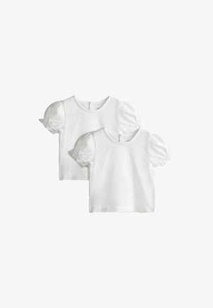 Két egyszerű fehér, rövid ujjú kisgyerek felső, puffos ujjakkal és hátul gombos záródással, fehér háttéren, laposan elhelyezve.