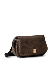 Borsa a spalla nera e marrone con chiusura a pattina, hardware in tono oro e tracolla regolabile. Superficie testurizzata con forma arrotondata.