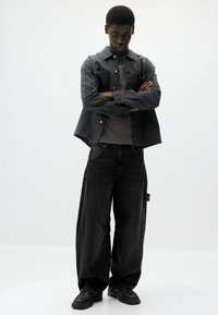 PULL&BEAR BALLOON FIT WITH EMBROIDERED POCKET - Jeans baggy - black