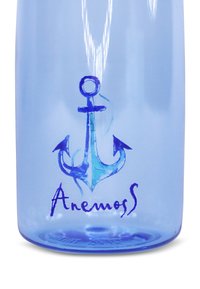 Blaue Ankergrafik mit dem Wort "Anemos" darunter auf der durchsichtigen blauen Flaschenoberfläche.