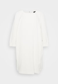 Vit långärmad klänning med rund halsringning, samlade ärmar och sidospår. Tillverkad av mjukt tyg med en jämn textur.