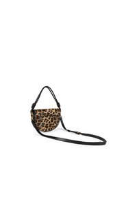 Crossbody taška z kože s leopardím vzorom, zakriveného tvaru, čiernym splietaným uchom, zlatým kováním a nastavitelným popruhom.