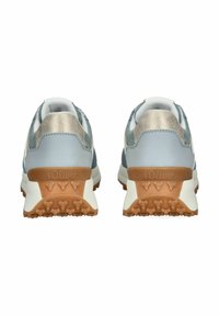 Le scarpe sportive blu e oro presentano un design a strati con una parte superiore testurizzata e una suola in gomma con motivi antiscivolo. Marchio s.Oliver sulla parte posteriore.