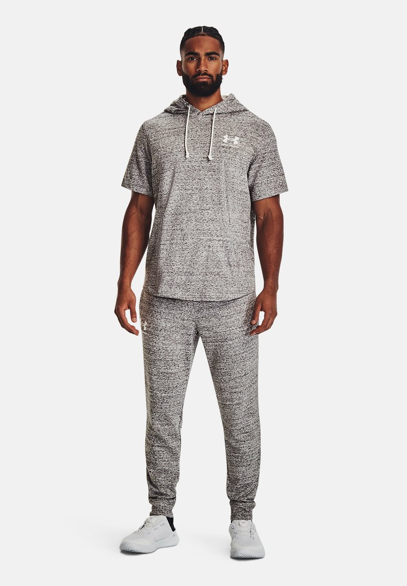Conjunto atlético gris con capucha de manga corta y pantalones jogging. Presenta una textura jaspeada, cordones ajustables y puños ceñidos.