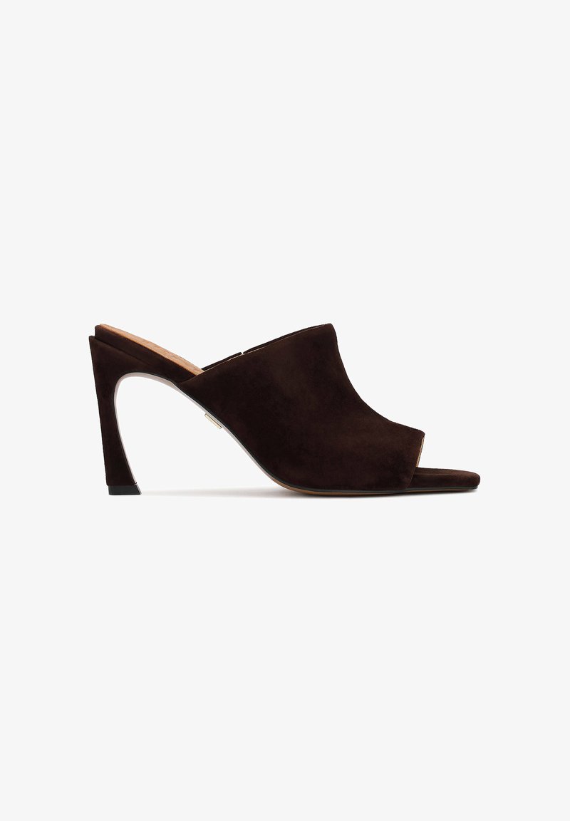 Mules à talons hauts en suède marron foncé avec un bout ouvert, présentant un design incurvé et un talon élancé et élégant. Texture lisse sans ornements visibles.