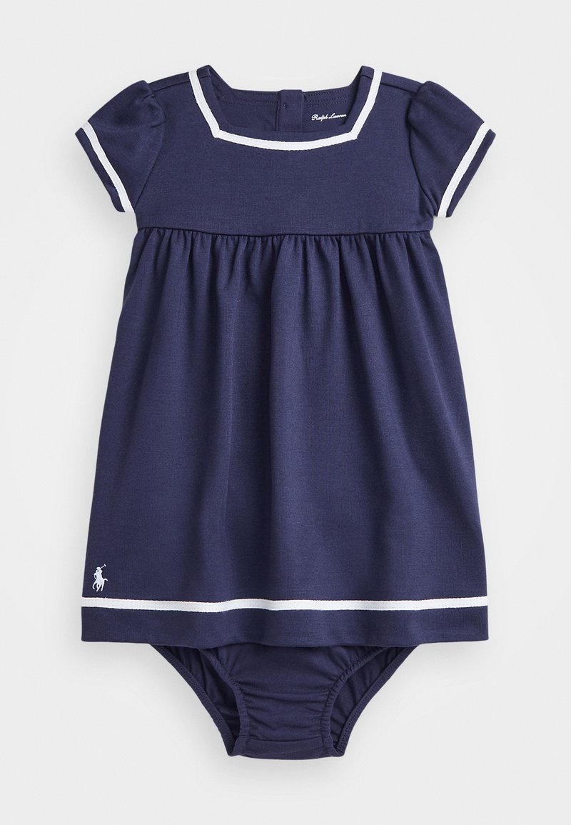 Temno modra obleka z belimi robovi, kratkimi nabranimi rokavi, zbranim pasom in pripadajočim spodnjim delom. Ima majhen logotip na robu.