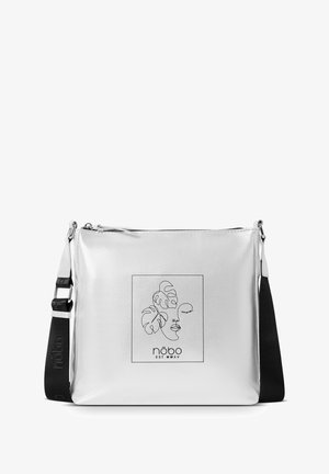 Hopeinen synteettinen crossbody-laukku, jossa on minimalistinen musta viivapiirustus kasvoista ja lehistä, sekä säädettävä olkahihna.