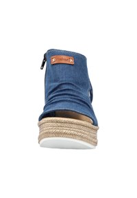 Niebieski dżinsowy but z otwartą konstrukcją, bocznym zamkiem błyskawicznym i plecioną podeszwą w stylu espadryli. Zawiera brązową skórzaną łatę z logo.