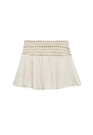 Falda de crema en capas con cintura fruncida, que presenta un intrincado relleno tonal y una silueta acampanada hecha de tejido ligero.