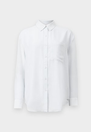Lichtblauw shirt met lange mouwen, gemaakt van een soepele stof, met een knoopsluiting, kraag en een enkele borstzak. Subtiele rafeldetails op de zak.