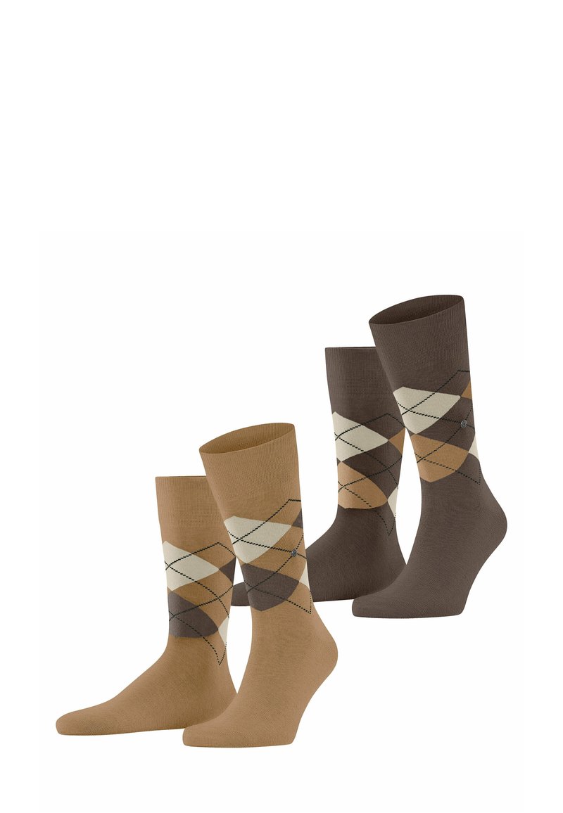 Trois paires de chaussettes en coton : une paire unie marron clair, une paire unie marron foncé et une paire en argyle marron avec des motifs de losanges beige et marron foncé.