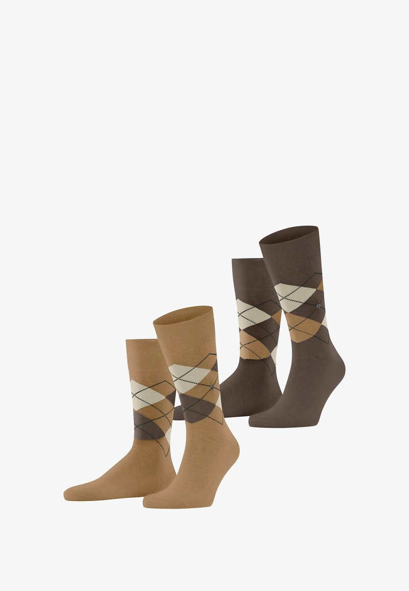 Trois paires de chaussettes en coton : une paire unie marron clair, une paire unie marron foncé et une paire en argyle marron avec des motifs de losanges beige et marron foncé.