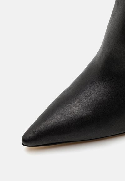 Stuart Weitzman Škornji z visoko peto - black