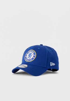 Șapcă de baseball albastră reglabilă, cu logo-ul Chelsea Football Club pe față și steagul New Era brodat pe lateral.