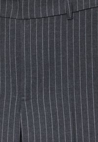 Tejido de rayas grises con un acabado texturizado, que presenta estrechas rayas blancas y un diseño de frente plano. Adecuado para ropa formal o de negocios.