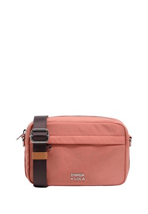 Bolso bandolera de nailon rosa con correa ajustable marrón, herrajes plateados y detalle de logotipo en el frente. Forma rectangular con cierre de cremallera.